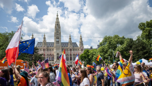 Participantes da Rainbow Parade em Viena, Áustria, 17 de junho de 2023