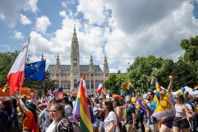 Participantes da Rainbow Parade em Viena, Áustria, 17 de junho de 2023