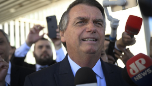O ex-presidente brasileiro Jair Bolsonaro fala com a imprensa ao deixar o Senado