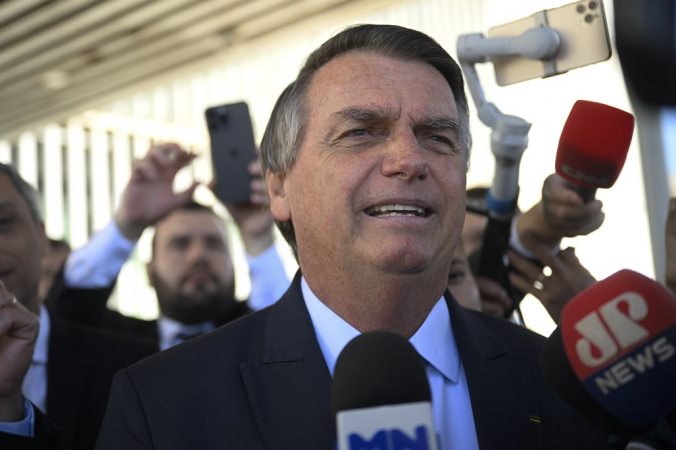 O ex-presidente brasileiro Jair Bolsonaro fala com a imprensa ao deixar o Senado