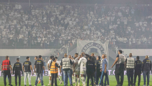 Confusão na Vila Belmiro fez com que o clássico entre Santos e Corinthians fosse encerrado antes do tempo regulamentar