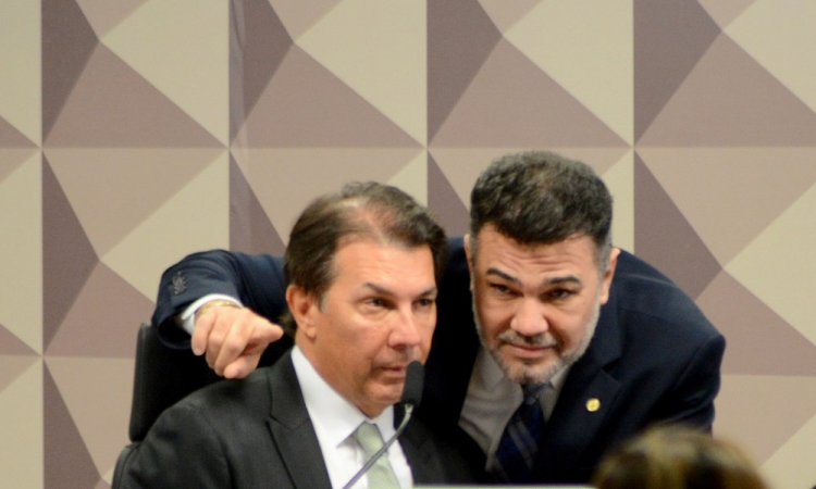 O deputado Federal Marco Feliciano (PL-SP) conversa com o presidente da Comissão Parlamentar Mista de Inquérito (CPMI) do 8 de Janeiro, deputado Arthur Maia (União Brasil-BA)