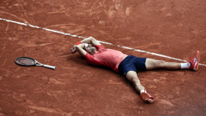 Djokovic deita no chão de saibro para comemorar título
