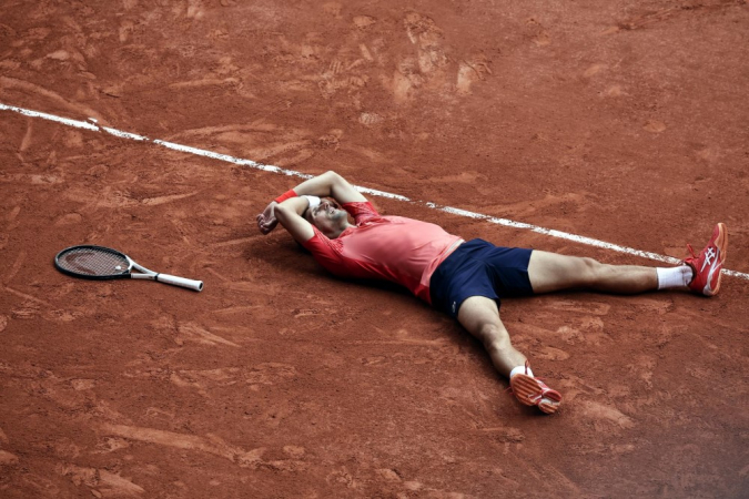 Djokovic deita no chão de saibro para comemorar título