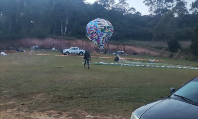 Polícia Militar Ambiental flagra 19 pessoas soltando balões em Suzano