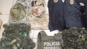 Coletes e uniformes usados pelo grupo para praticar o crime