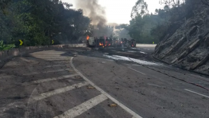 Caminhão explode após acidente no Rio de Janeiro