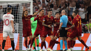 Anthony Taylor é cercado por jogadores da Roma na final da Liga Europa