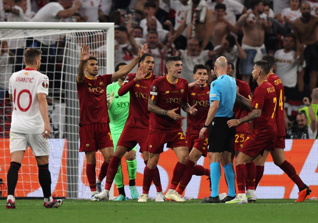 Anthony Taylor é cercado por jogadores da Roma na final da Liga Europa