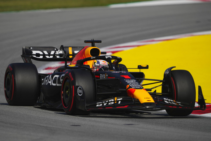 GP da Espanha: Verstappen lidera 2º treino à frente de Alonso