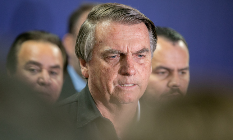 Bolsonaro tem alta de hospital e volta à Brasília