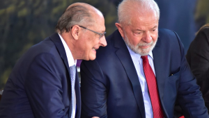 Alckimin fala ao ouvido de Lula e evento