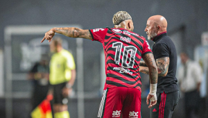 Gabigol e Sampaoli conversam durante partida entre Santos e Flamengo