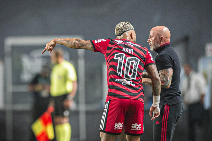 Gabigol e Sampaoli conversam durante partida entre Santos e Flamengo