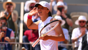 Iga Swiatek será a adversária de Bia Haddad na semifinal de Roland Garros