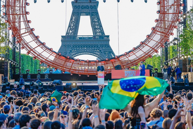 multidão assiste a festival de música em Paris