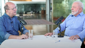 Lula e o jornalista Marcos Uchôa durante o programa 'Conversa com o Presidente'