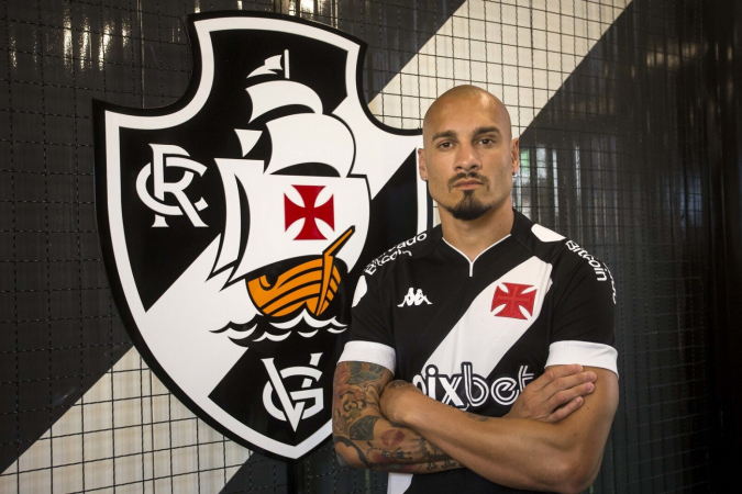 Maicon assinou com o Vasco até o fim de 2023