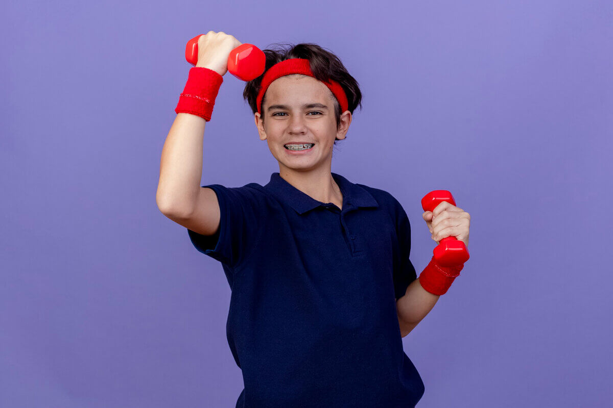 Musculação aumenta a autoestima e melhora a resistência física na adolescência 