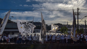 Torcedores fazem ato de protesto contra diretoria, comissao tecnica e jogadores do Santos