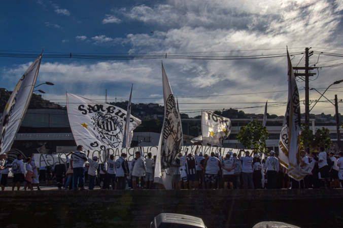 Torcedores fazem ato de protesto contra diretoria, comissao tecnica e jogadores do Santos