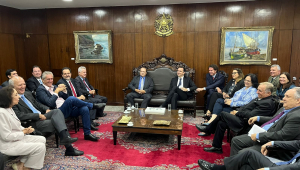 Sala de gabinete do presidente do Senado, Rodrigo Pacheco, com políticos do DF sentados em reunião