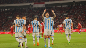 Leandro Paredes comemora gol em Argentina x Indonésia