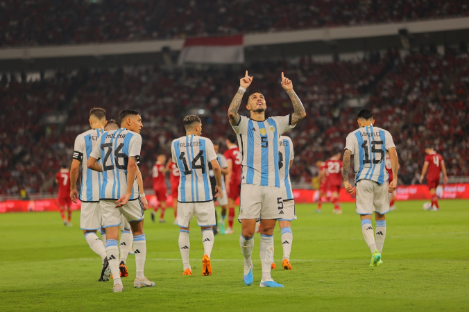 Leandro Paredes comemora gol em Argentina x Indonésia