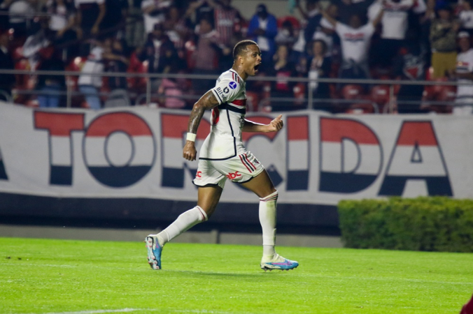 Caio Paulista comemora gol em jogo do São Paulo
