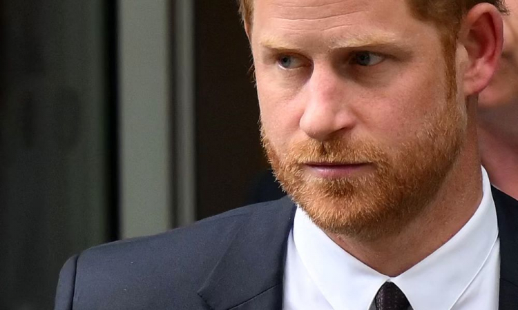 Príncipe Harry alfineta William em depoimento contra tabloides e critica visão do irmão sobre paranoias da princesa Diana
