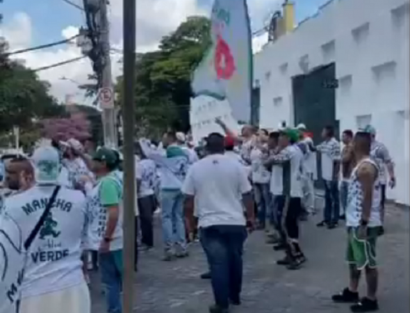 Protesto da Mancha Verde, organizada do Palmeiras, teve Leila Pereira como alvo principal