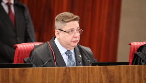 Ministro Raul Araújo, do TSE, durante sessão de 29/6/2023