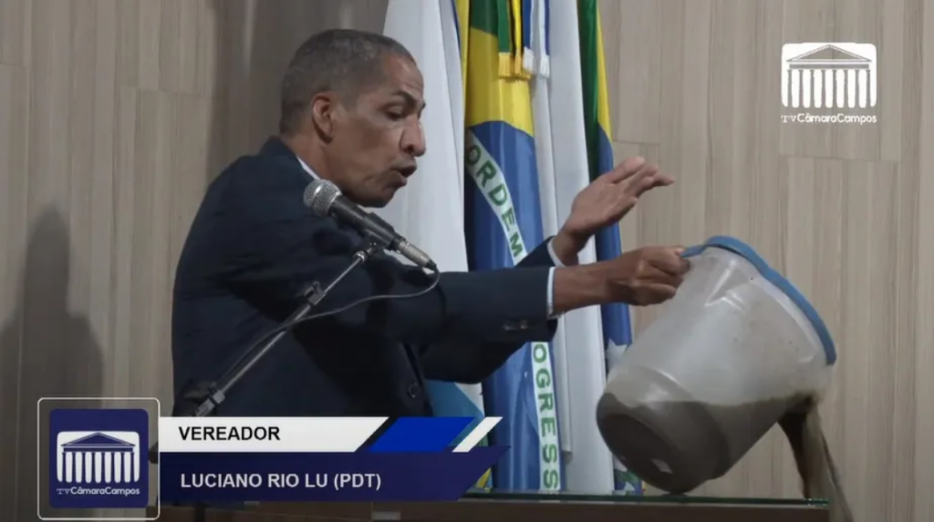 Vereador joga balde com esgoto na câmara de goytacazes como protesto: ‘é cocô, presidente’ – jovem pan