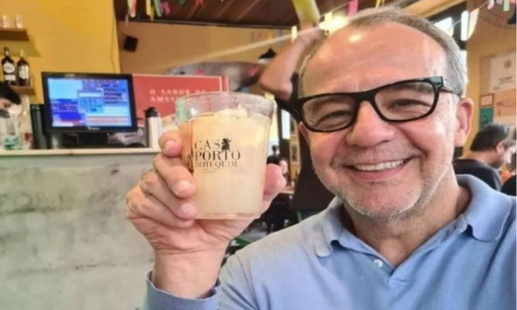 Após visita de Sérgio Cabral, bar no Rio faz lavagem de sal grosso no local para 'tirar as energias negativas' | Jovem Pan