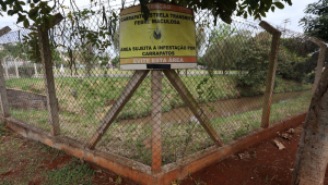 Placas alertam para o perigo de infestação por carrapatos no Parque Ecológico Maurílio Biagi, no Centro de Ribeirão Preto (SP)