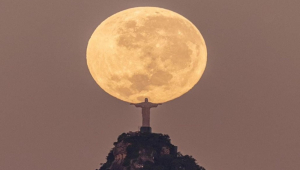 A foto do Cristo 'abraçando' a lua foi tirada em Niterói, do outro lado da Baia de Guanabara