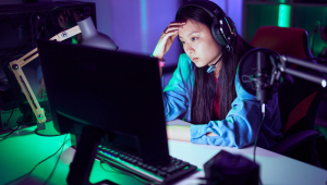 streamer de jovem chinesa estressada usando computador na sala de jogos