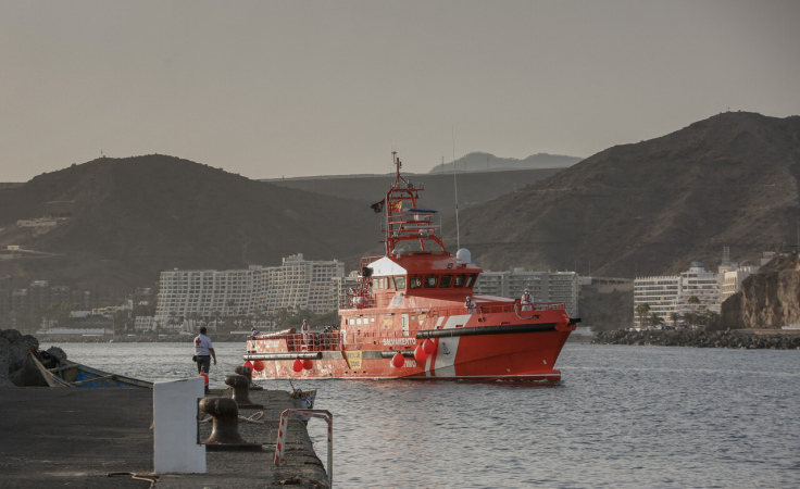 barco da espanha resgata migrantes nas ilhas canárias