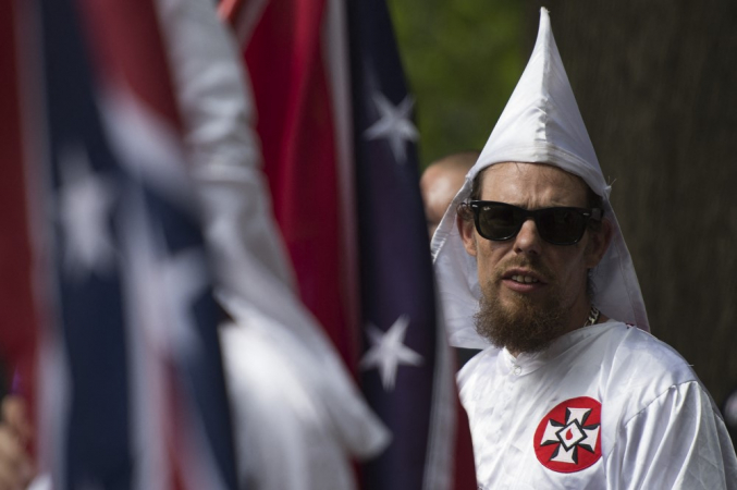 Um membro da Ku Klux Klan assiste durante uma manifestação, pedindo a proteção dos monumentos da Confederação do Sul, em Charlottesville