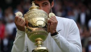 Alcaraz beiaj troféu de Wimbledon