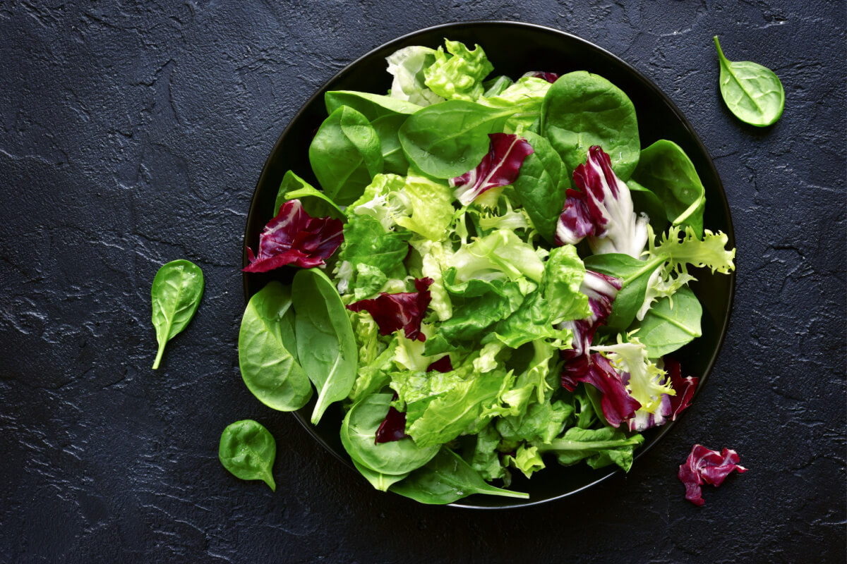 A variedade de folhas traz diferentes nutrientes e sabores à salada 