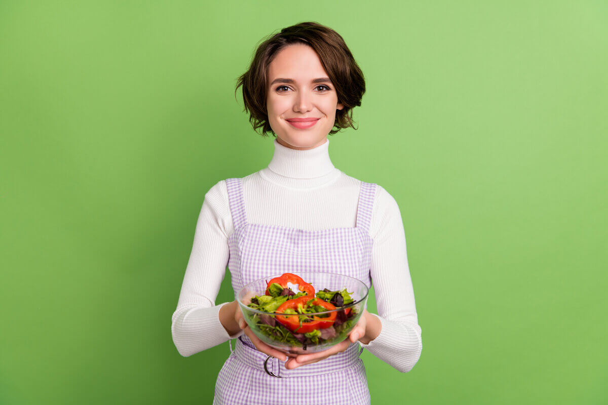Manter uma dieta equilibrada favorece o metabolismo no inverno Imagem: Roman Samborskyi | Shutterstock
