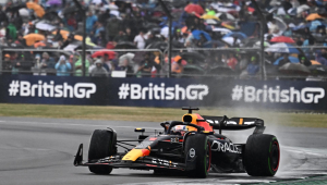 Max Verstappen durante treino classificatório no GP da Inglaterra