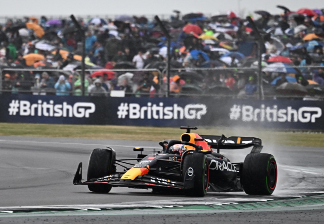 Max Verstappen durante treino classificatório no GP da Inglaterra