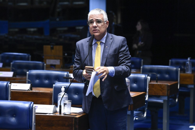 Eduardo Girão no plenáriod o Senado, em pé