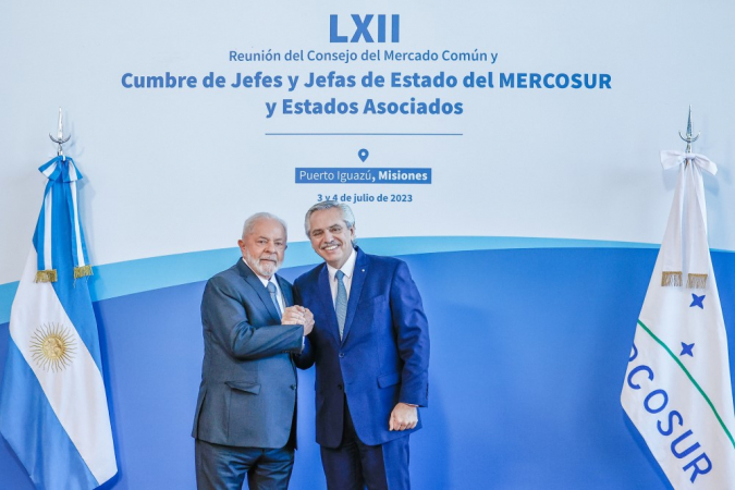 Lula cumprimenta o argentino Alberto Fernández em foto posada de reunião do Mercosul