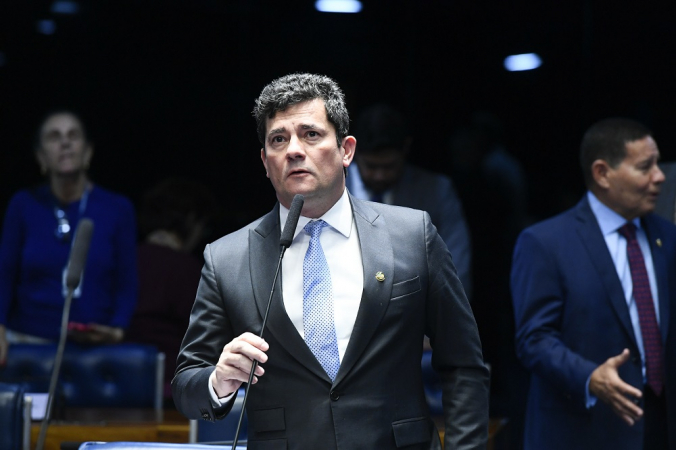 Em pronunciamento, à bancada, senador Sergio Moro (União-PR).