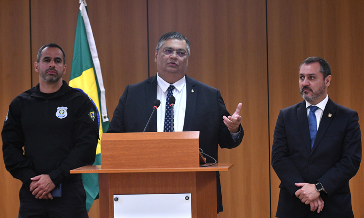 O ministro da Justiça, Flávio Dino, e o diretor-geral da PF, Andrei Rodrigues, durante coletiva de imprensa nesta segunda-feira