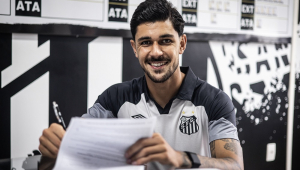João Basso usa camisa do Santos e assina contrato na Vila