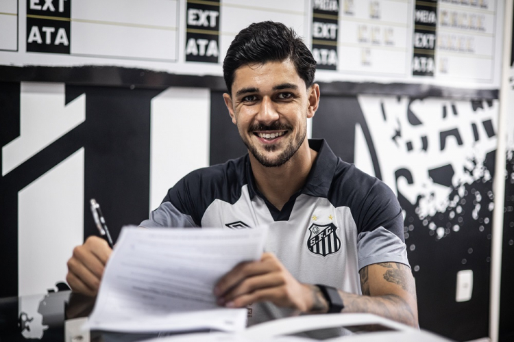 Santos anuncia a contratação do zagueiro João Basso